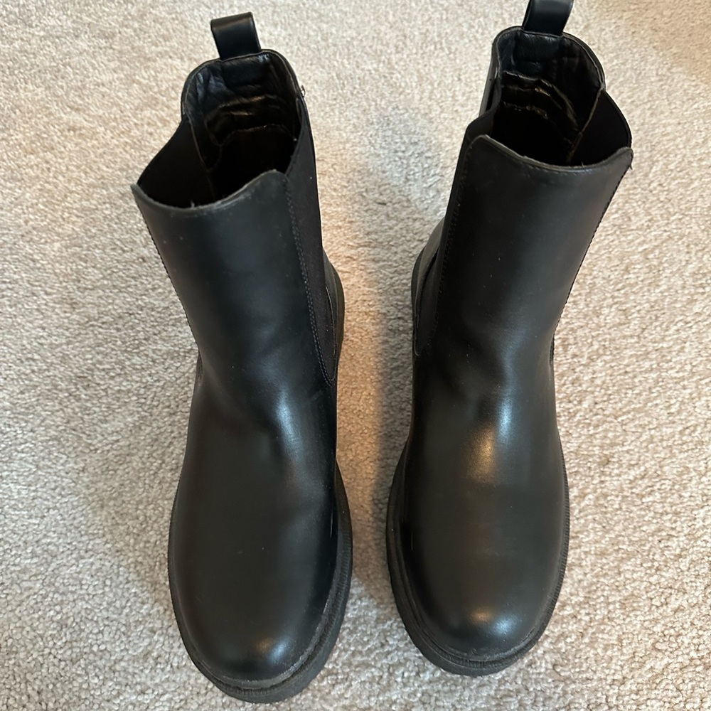 Black boots - Picture 3 of 4
